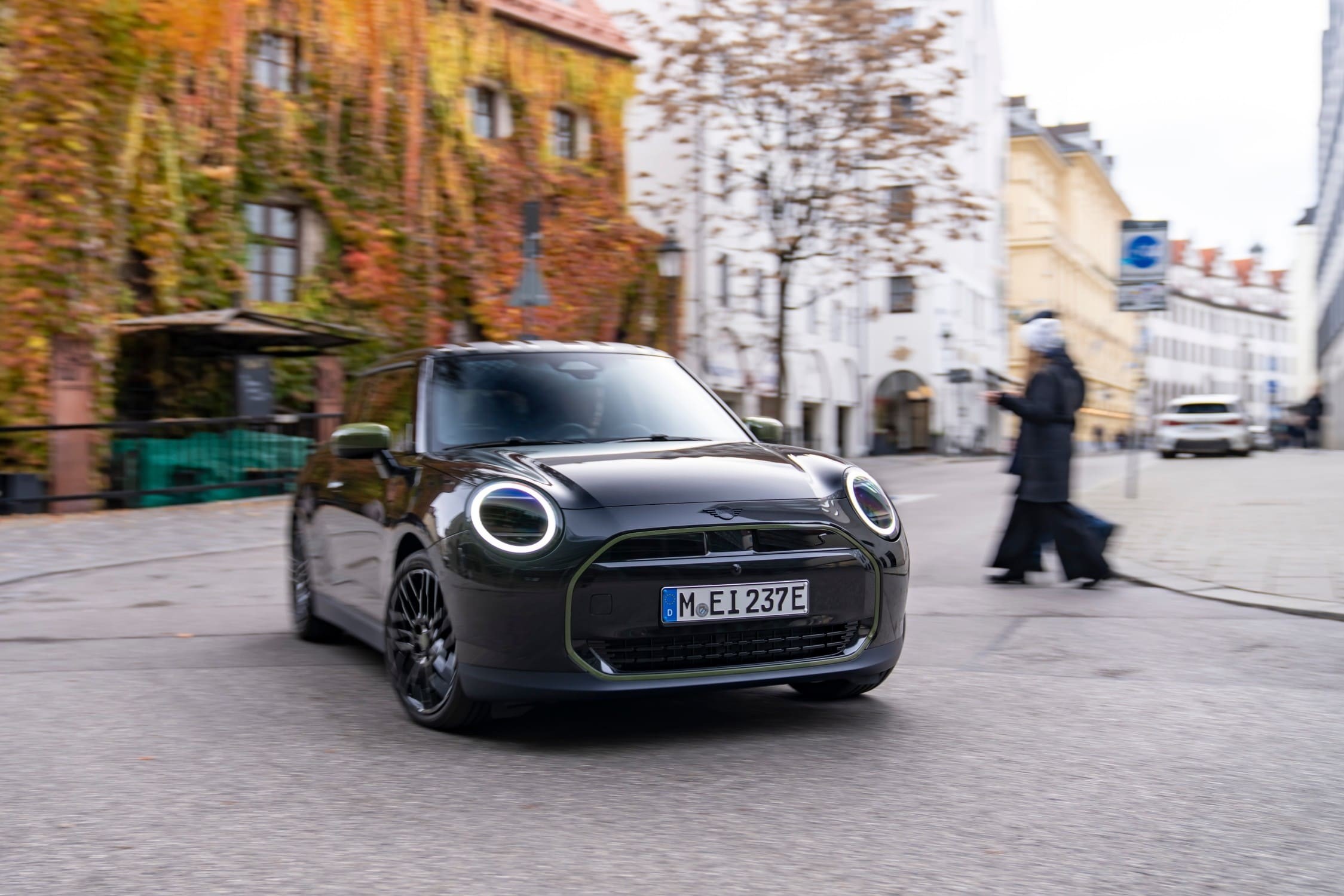 MINI Cooper SE Paul Smith Edition em Midnight Black a circular na estrada.